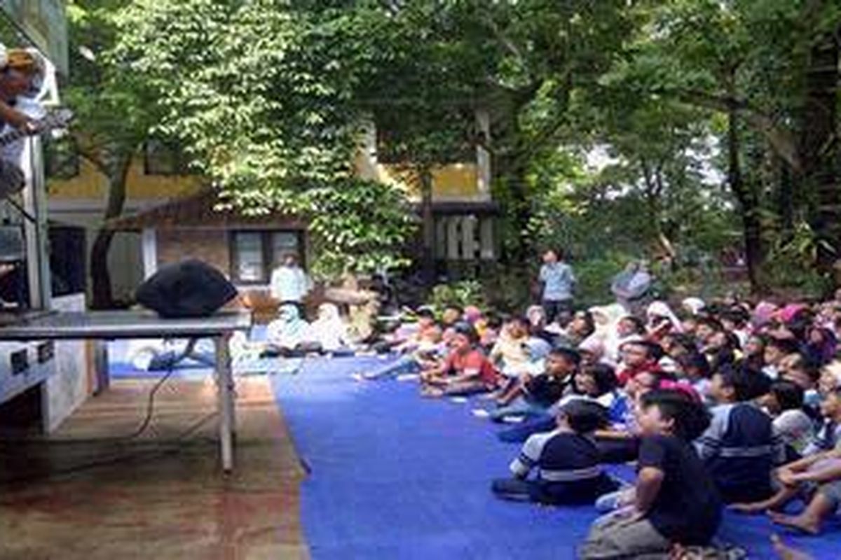 Storytelling bertajuk 'Badu' yang dibawakan oleh Kak Resha dalam Tur Edukasi Bumiku Lestari di Semut-Semut Natural School, Selasa (6/11/2012). Cerita ini mengandung pesan agar anak-anak rajin menabung dan tidak membuang sampah sembarangan.