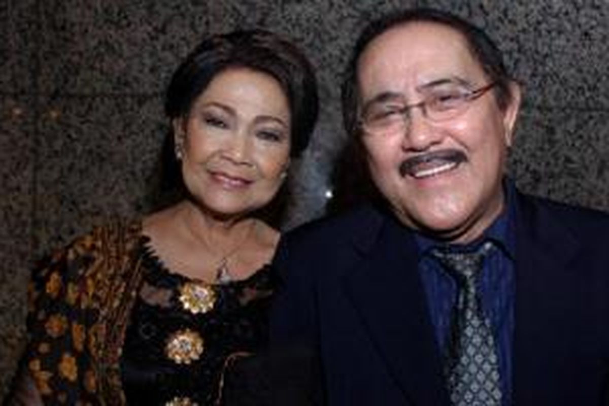 Rima Melati dan Frans Tumbuan usai hadir dalam acara resepsi pernikahan Raul dan Krisdayanti yang digelar di Ballroom Hotel Mulia, Senayan, Jakarta, Jumat (25/3/2011) malam. 