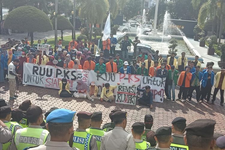 Ratusan mahasiswa aliansi BEM SB melakukan demo ke DPRD Sumbar minta RUU PKS direvisi, Selasa (23/7/2019)