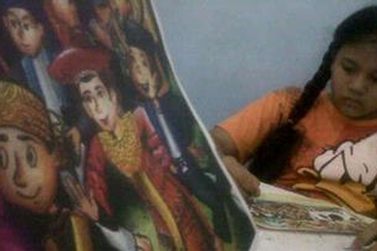 Anjeli Elvari (11) di rumahnya di Gang Sawo, Gandul, Cinere, Depok, Senin (3/12/2012) malam. Anjeli adalah pelajar kelas V SD Pondok Labu 11 Jakarta Selatan yang telah meraih ratusan piala dalam bidang melukis, kecerdasan, dan olahraga. 