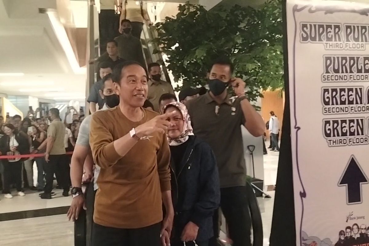 Presiden Joko Widodo (Jokowi) didampingi Iriana Jokowi, setelah menonton konser Deep Purple, di Kota Solo, Jumat (10/3/2023).
