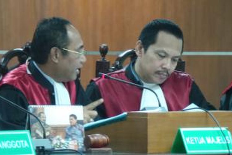 Ketua majelis hakim Gusrizal (kiri) dan hakim anggota Purwono Edi Santosa (kanan) dalam sidang lanjutan yang menghadirkan para saksi untuk terdakwa kasus dugaan korupsi kuota impor daging, Luthfi Hasan Ishaaq di Pengadilan Tindak Pidana Korupsi, Jakarta, Senin (22/7/2013).