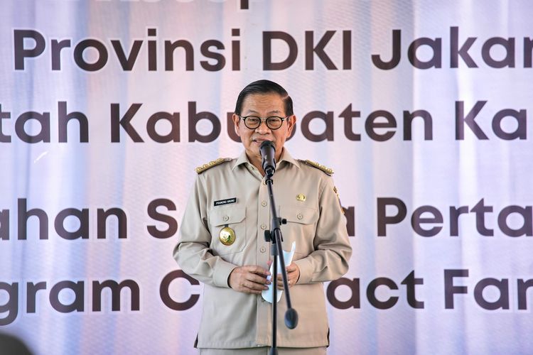 Gubernur DKI Jakarta Pramono Anung menghadiri panen raya padi di Desa Kutawargi, Karawang, Jawa Barat, Selasa (6/5/2025). 