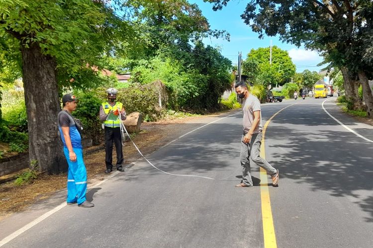 Polisi melakukan olah TKP kecelakaan maut yang menewaskan seorang pelajar di Desa Umeanyar, Kecamatan Seririt, Kabupaten Buleleng, Provinsi Bali.