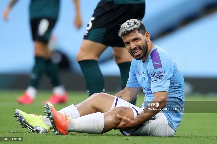 Sergio Aguero meringis kesakitan karena cedera pada laga Manchester City vs Burnley di Stadion Etihad dalam lanjutan pekan ke-30 Premier League, kasta teratas Liga Inggris, Senin 22 Juni 2020.