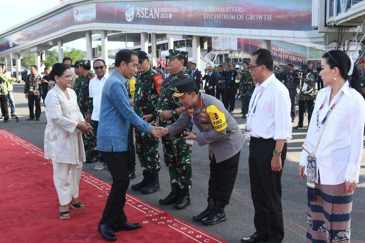 Presiden Joko Widodo dan Ibu Iriana Joko Widodo menyapa para pejabat sebelum bertolak ke Jakarta dari Bandara Komodo di NTT, Kamis (11/5/2023).