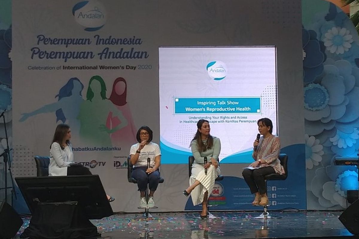 Kedua dari kiri ke kanan: Ade Maharani (Head of Marketing DKT Indonesia), Dr. Dinda Derdameisya, Sp.OG, serta Mariana Amiruddin (Komisioner Komnas Perempuan) dalam acara Perempuan Indonesia Perempuan Andalan di Jakarta, Minggu (8/3/2020).