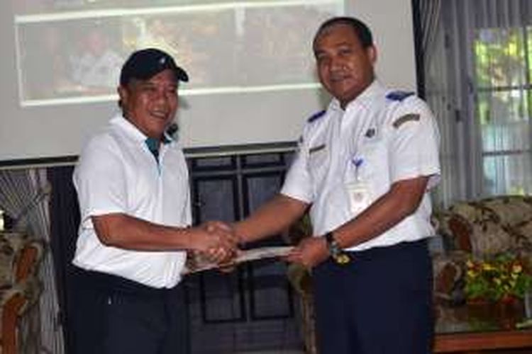 Kasubbit Teknologi Sarana Direktorat Sarana Perhubungan Darat Nurhadi Unggul Wibowo (kanan) saat diterima Bupati Lamongan Fadeli, Jumat (12/8/2016).