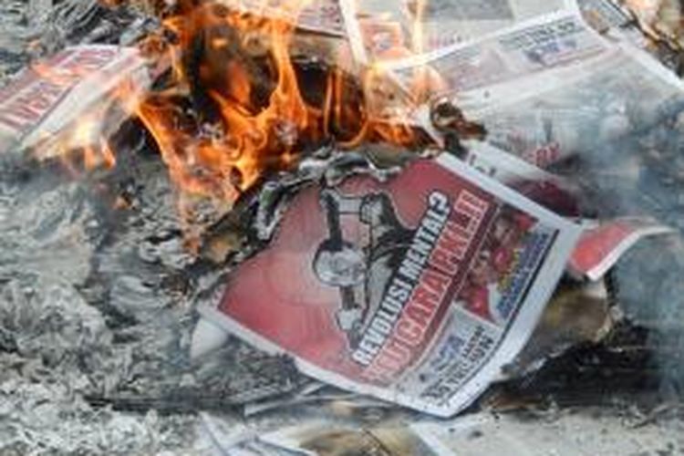 Massa PDI-P membakar tabloid Sapujagat yang mereka temukan di dalam Posko Pemenangan Prabowo-Hatta Kabupaten Semarang, Jl Diponegoro, Ungaran, Senin (8/7/2014) siang. 