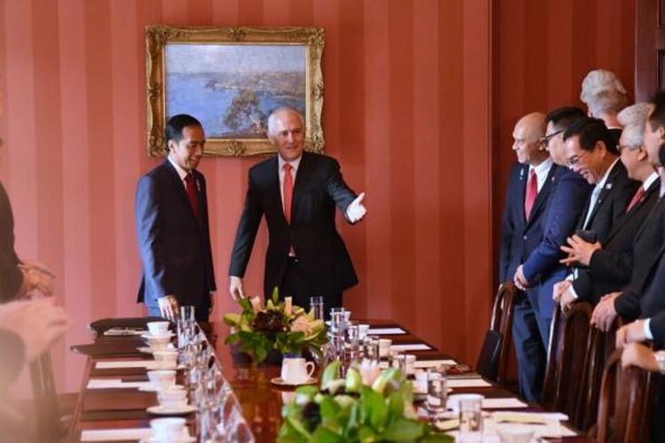 Presiden Joko Widodo dan Perdana Menteri Australia Malcolm Turnbull sesaat sebelum melangsungkan pertemuan bilateral di Admiralty House, Sydney, Minggu (26/2/2017).