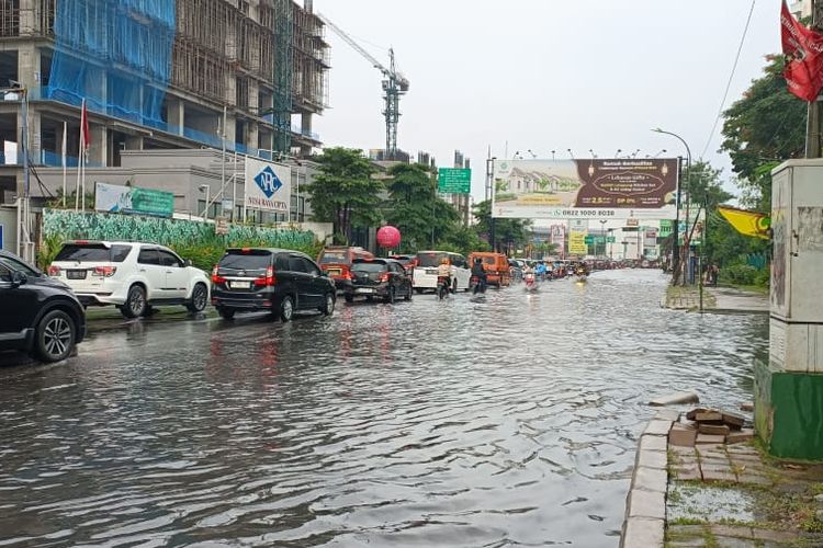 Kondisi banjir di Jalan Pekayon, Bekasi Selatan pada Rabu (26/4/2023) sore. Akses jalan dari simpang Revo Town menuju Pekayon terpaksa ditutup karena banjir mengenang jalan tersebut.