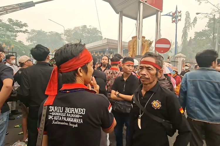 Geruduk Kantor Gubernur Kalteng, Warga Minta Karhutla Jadi Bencana Nasional
