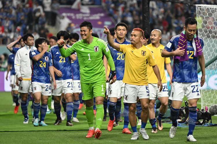 Rekan satu tim Jepang merayakan kelolosan dari Grup E Piala Dunia 2022 Qatar usai menang pada laga Jepang vs Spanyol di Stadion Internasional Khalifa di Doha pada Jumat 2 Desember 2022 dini hari WIB. Terkini, Jepang akan mentas di Piala Asia 2022.