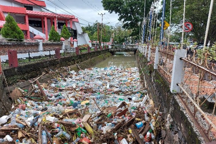 Tumpukan sampah plastik di aliran kanal di Kelurahan Tikala Area, Kecamatan Wanea, tepatnya di samping Lapangan Sparta Tikala, Senin (25/1/2021).