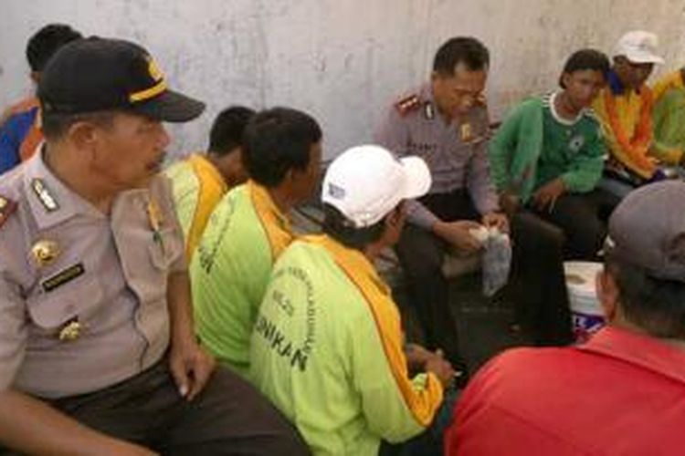 Kapolres Nunukan AKBP Christian Tory terlihat ngopi bareng dengan buruh pelabuhan Tunon Taka Nunukan dalam memperingati hari buruh.