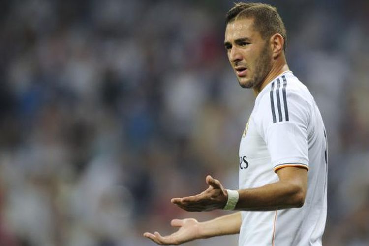 Reaksi striker Real Madrid, Karim Benzema, saat melawan Real Betis di pekan pertama La Liga, Minggu (18/8/2013).