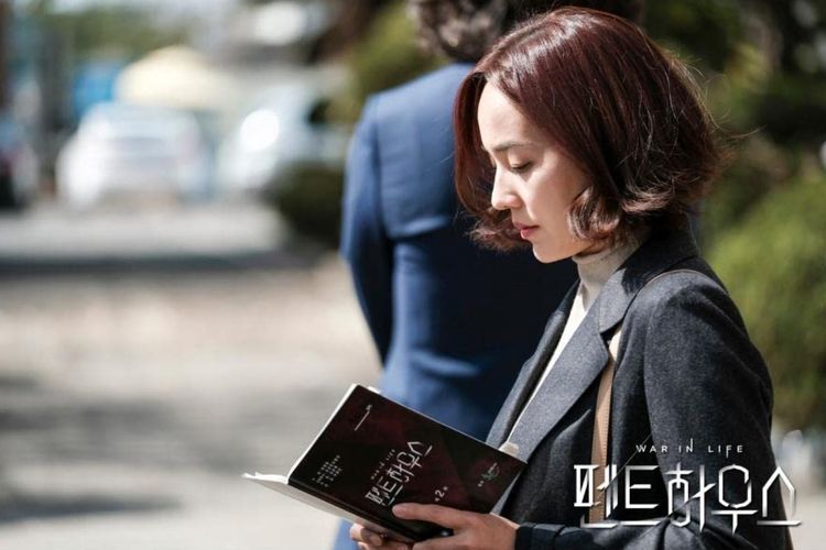 Kim Yoo Jin dalam serial drama The Penthouse (2020).