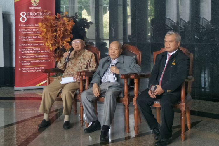 Anggota Dewan Etik MK Salahuddin Wahid (kiri) dan Ketua Dewan Etik MK Achmad Rustandi (tengah) saat memberikan keterangan pers terkait dugaan pelanggaran etik oleh Ketua MK Arief Hidayat, di gedung MK, Jakarta Pusat, Rabu (6/12/2017).