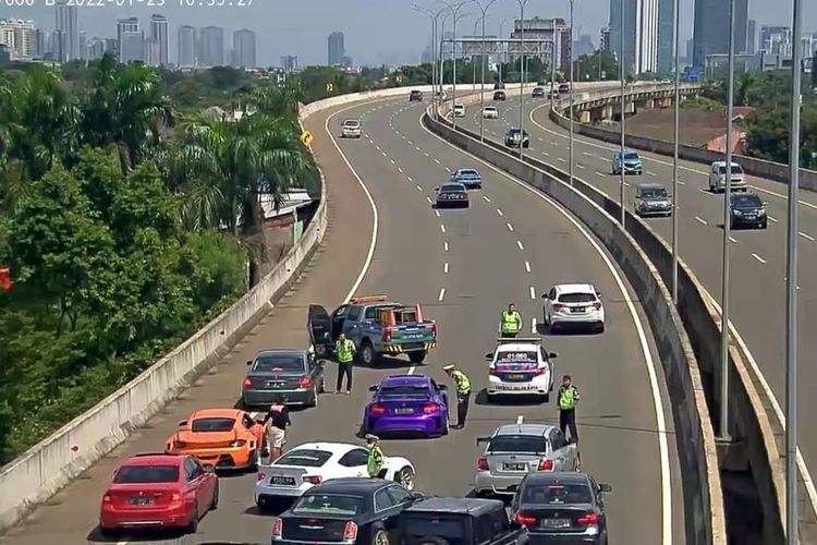 Mobil-mobil mewah sengaja berhenti di Tol KM 02.400 Andara (Jalan Tol Depok-Antasari), Minggu (23/1/2022), sekitar pukul 10.45 WIB.