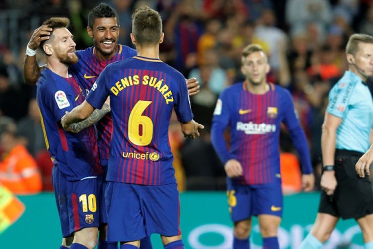 Megabintang FC Barcelona, Lionel Messi (kiri), merayakan gol yang dia cetak ke gawang Eibar dalam laga Liga Spanyol di Stadion Camp Nou, Barcelona, pada 19 September 2017.