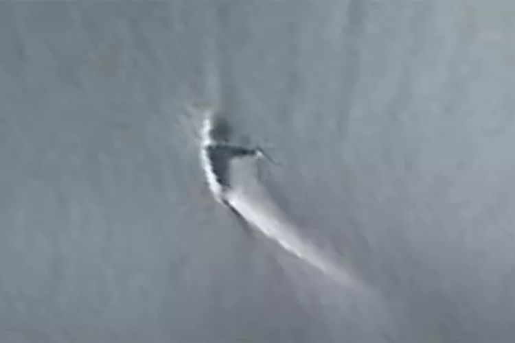 Segitiga misterius yang tampak di Antartika, diduga adalah UFO jatuh.