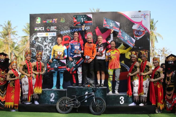 Pebalab sepeda asal Australia Caroline Buchanan menjadi juara pertama di nomor Elite Women kategori Hors Class (HC) di ajang Banyuwangi International BMX 2019 dengan catatan waktu 36,996 detik, Minggu (27/10/2019).