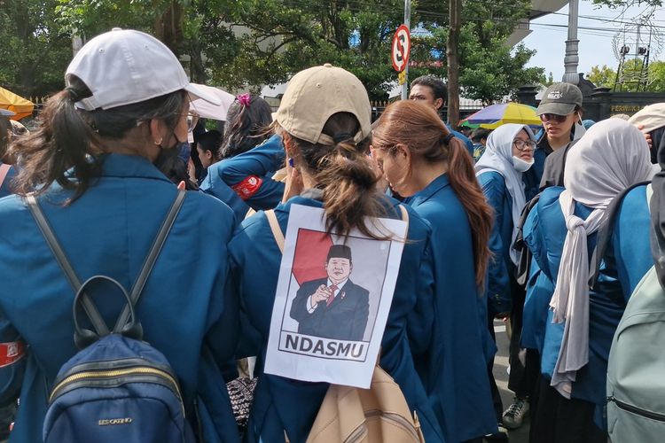 Suasana unjuk rasa mahasiswa di depan kantor Gubernur Jateng, Selasa (18/2/2025).