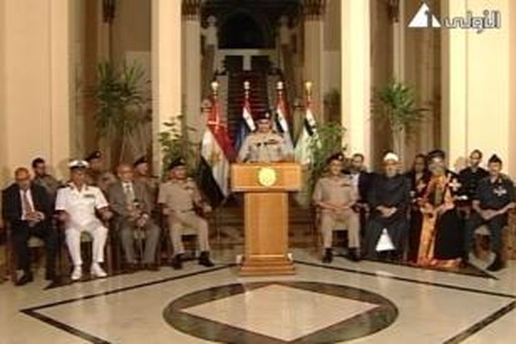 Pemimpin umat Koptik Mesir Patriarch Tawadros II (kedua dari kanan) muncul dalam siaran langsung televisi ketika panglima militer Mesir Jenderal Abdel Fattah al-Sisi mengumumkan penggulingan Muhammad Mursi, 3 Juli 2013.