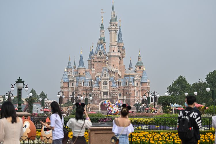 Pengunjung mendatangi taman hiburan Disneyland, Shanghai, China, Senin (11/5/2020). Shanghai Disneyland resmi kembali dibuka setelah ditutup selama 4 bulan akibat pandemi virus corona.