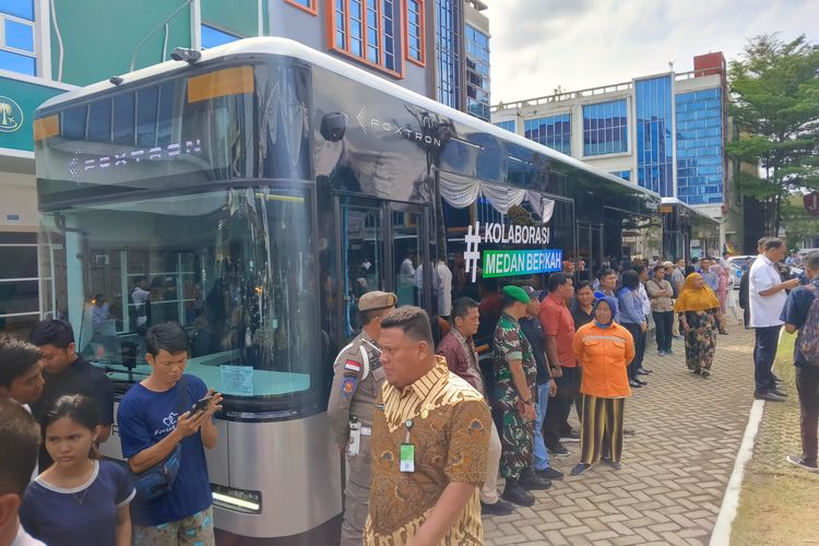 Warga menghadiri launching mobil bus listrik di Komplek Perumahan J-City, Kecamatan Medan Johor, Kota Medan, Kamis (4/1/2024)