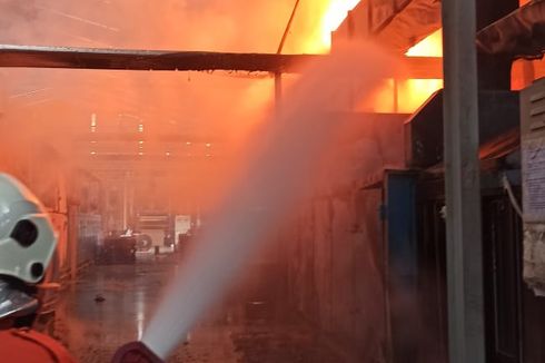 Pabrik Pengolahan Plastik Terbakar, Seorang Pekerja Terluka