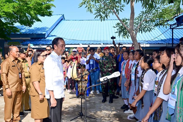 Presiden Joko Widodo disambut oleh nyanyian 'Sedon Lewa Papa’ oleh para siswa SMK Negeri 5 Kupang, NTT. Jokowi tiba di SMK Negeri 5 Kupang untuk meninjau sarana dan praktik pembelajaran sekitar pukul 08.10 WITA, Rabu (6/12/2023). 