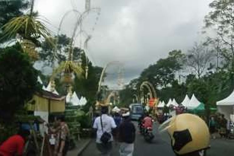 Festival Budaya Pertanian di Jembatan Tukad Bangkung, Desa Plaga, Kecamatan Petang, Kabupaten Badung, Bali,  berlangsung empat hari sejak 29 Juli hingga 1 Agustus 2016. Terlihat banyaknya pengunjung pada Minggu (31/7/2016).  