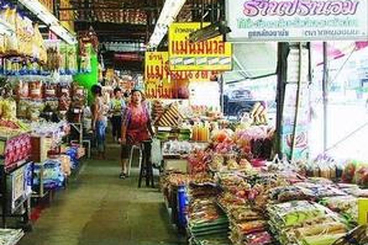 Suasana di Pasar Nong Mon, Bangkok, pekan lalu, menyajikan aneka makanan tradisional khas Thailand, seperti moci, Khaolam (kue dari beras dicampur kacang merah) yang dimasukkan dalam bambu, dan Khanom Chak (kue berbahan beras dicampur kelapa) yang dibungkus daun kelapa.