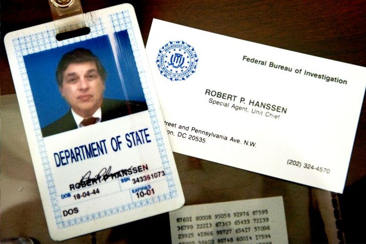 Kartu identitas dan kartu bisnis Robert Hanssen.
