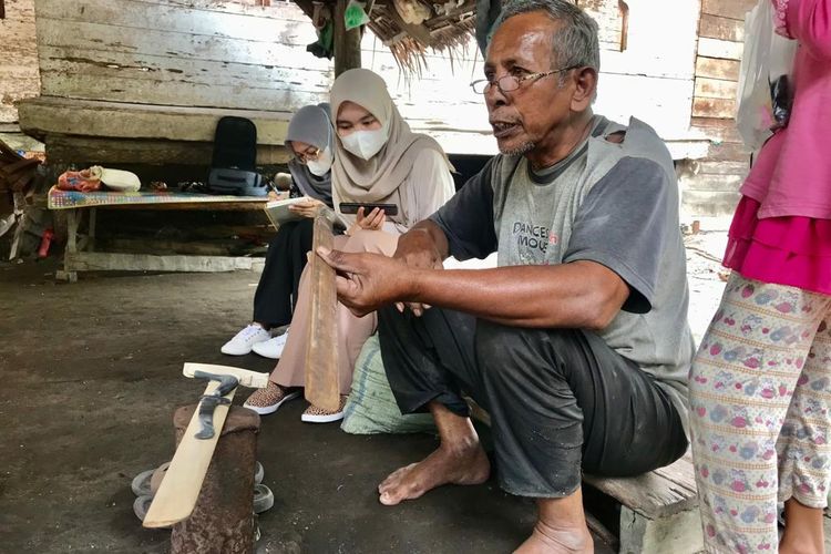 Utoeh Ishak, dikenal sebagai pembuat rencong yang masih menjaga tradisi pembuatan dengan cara tradisional.