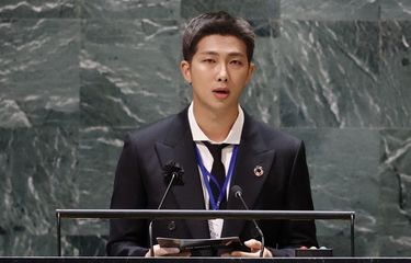 Kim Namjoon atau RM bersama BTS berbicara di acara SDG Moment yang merupakan bagian dari Sidang Majelis Umum ke-76 PBB di Markas Besar PBB di New York, AS, pada 20 September 2022.

