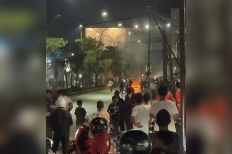 Kelompok Diduga Geng Motor Bentrok dengan Warga di Makassar, Satu Motor Terbakar