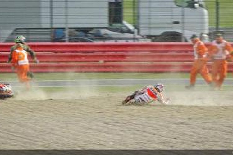Pebalap Honda asal Spanyol, Marc Marquez terjatuh saat menjalani sesi pemanasan GP Inggris, di Sirkuit Silverstone, Minggu (1/9/2013).