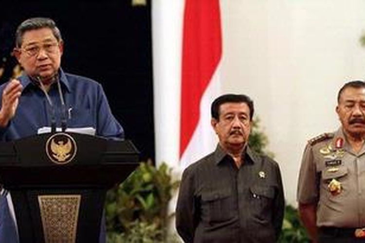 Presiden Susilo Bambang Yudhoyono, bersama Jaksa Agung, Basrief Arief (tengah), dan Kapolri Jenderal (Pol) Timur Pradopo (kanan), menyampaikan konferensi persnya di Istana Negara, Jakarta, Senin (8/10/2012).
