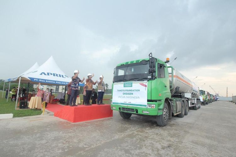 Penyaluran bantuan 500 ton oksigen ke Pulau Jawa oleh Tanoto Foundation dan PT RAPP (APRIL Group) di Pangkalan Kerinci, Kabupaten Pelalawan, Riau, Jumat (9/7/2021).