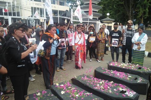 Massa Bawa Peti Mati Tuntut Moratorium TKI ke Malaysia