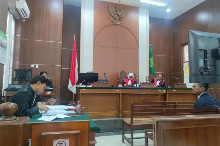 Suasana sidang di Pengadilan Negeri Kelas IA Khusus Makassar saat pembacaan vonis kepada terdakwa Ukkas pemilik 176.000 batang rokok yang tidak dilekati pita cukai