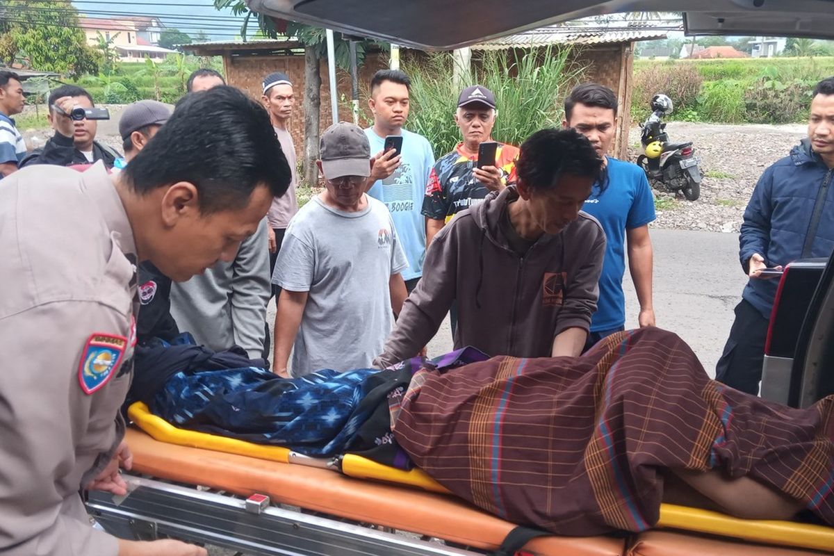 Petugas mengevakuasi salah satu jenazah korban pesta alkohol murni 96 persen di Kabupaten Cianjur, Jawa Barat, Sabtu (8/2/225) untuk dibawa ke rumah duka.