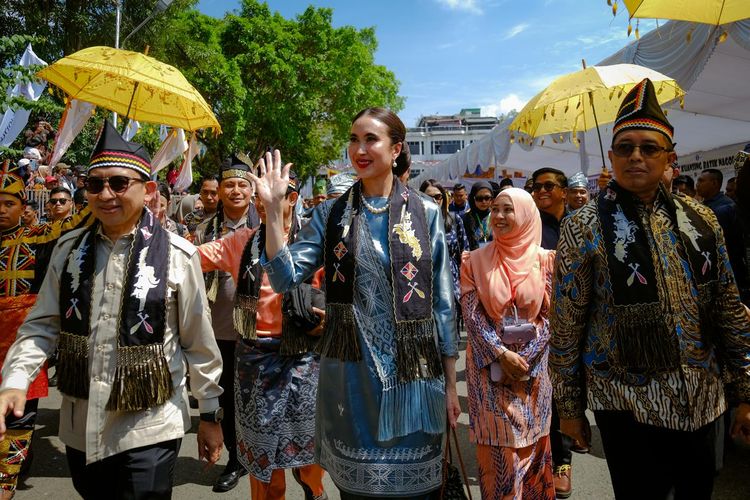 Menteri Pariwisata Widiyanti Putri Wardhana bersama jajaran pejabat mengenakan busana tradisional Riau saat pembukaan Festival Pacu Jalur Tradisional 2025 di Teluk Kuantan, Riau.