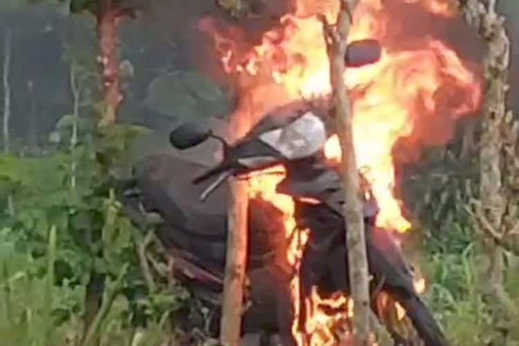 Motor terduga pelaku pencurian kambing dibakar warga, Jumat (11/4/2025).