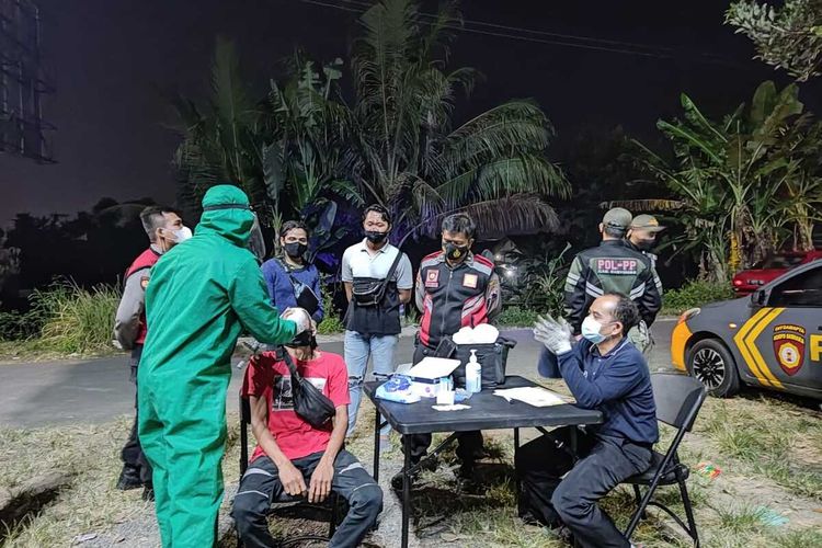 Pengunjung kafe dan angkringan di Purwokerto, Kabupaten Banyumas, Jawa Tengah, menjalani tes cepat antigen.