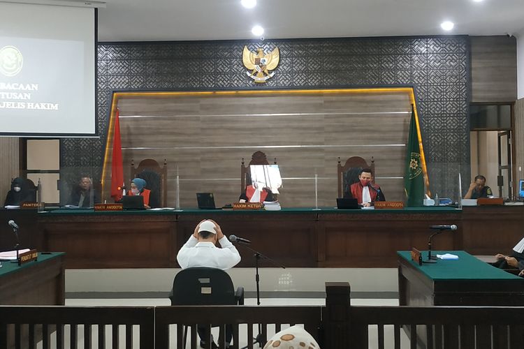 Terdakwa Ferry Irawan saat mengikuti sidang sesi pembacaan putusan perkara KDRT di Pengadilan Negeri Kota Kediri, Jawa Timur, Selasa (23/5/2023). 