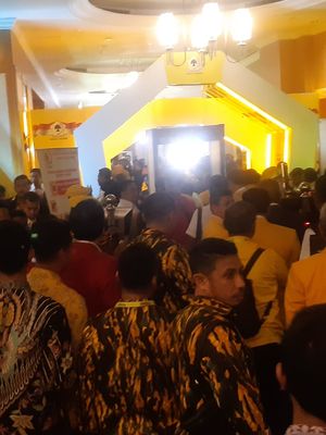 Suasana pintu masuk arena Munas mulai dipadatai para kader Golkar.