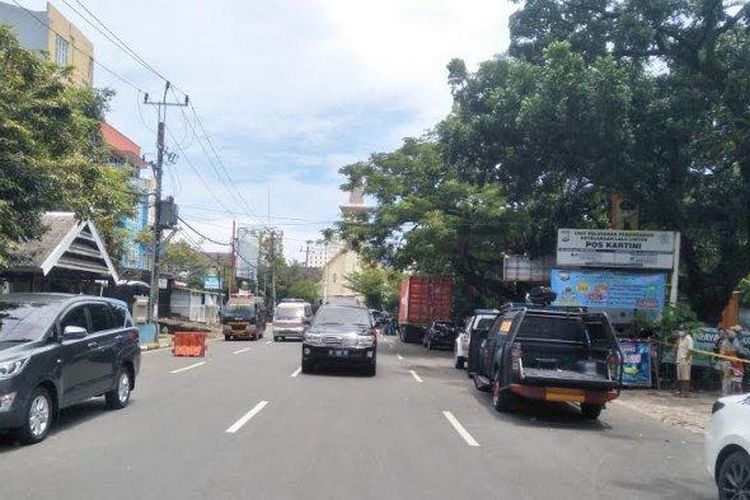 Suasana di depan Gereja Katedral Makassar pasca-peristiwa diduga bom bunuh diri, Minggu (28/3/2021) pagi. Kawasan di sekitar gereja di Jl AR Kartin Makassar dipasangi garis polisi dan dijaga ketat.